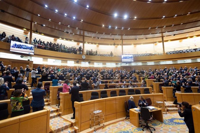 Varios diputados aplauden a representantes de los colectivos de personas condiscapacidad que asisten al pleno como público en una sesión extraordinaria del Congreso, en el Palacio del Senado, a 18 de enero de 2024, en Madrid (España).