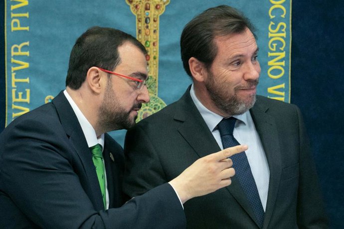 El president del Principat d'Astúries, Adrián Barbón i el Ministre de Transports i Mobilitat Sostenible, Óscar Puente a Oviedo