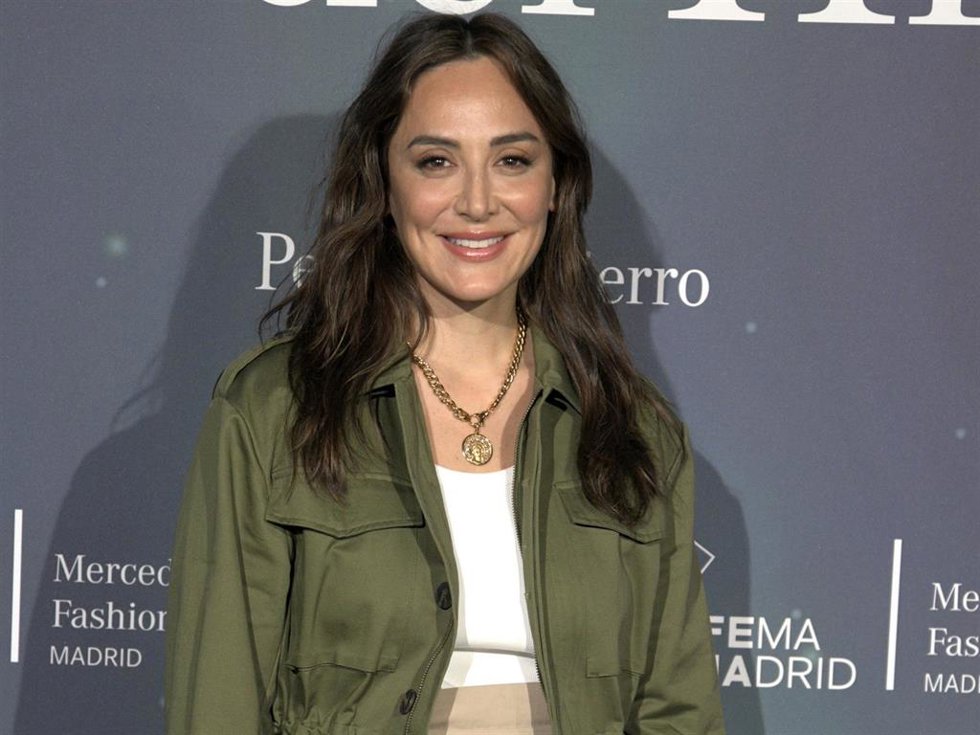 Tamara Falcó posando en el photocall de la firma Pedro del Hierro en la Mercedes Benz Fashion Week Madrid