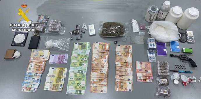 Dinero y efectos intervenidos tras la detención.