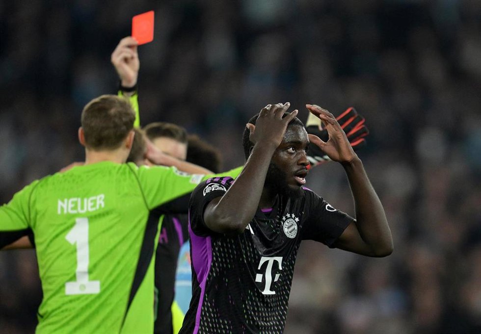 El defensa del Bayern de Múnich Dayot Upamecano, ante la Lazio en la Champions League 2023-2024. 