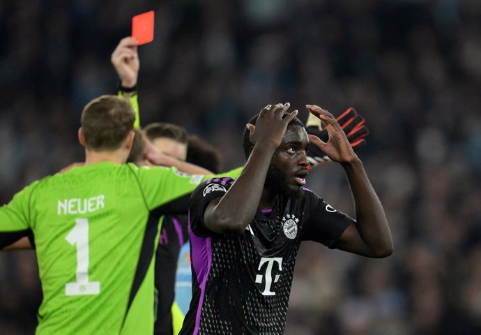 14 February 2024, Italy, Rome: Bayern Munich's Dayot Upamecano (R) receives a red card during the UEFA Champions League round of 16 first leg soccer match between Lazio Roma and Bayern Munich at the Olympic Stadium. Photo: Alfredo Falcone/LaPresse via Z