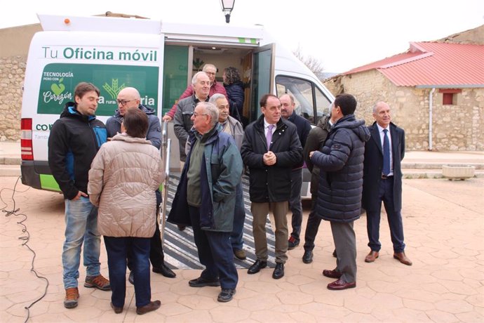 Caja Rural de Soria y la Diputación visitan el servicio de Banca Móvil en la localidad soriana de Adradas