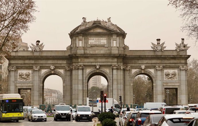 Archivo - Calima en la Puerta de Alcalá, a 15 de marzo de 2022, en Madrid (España).