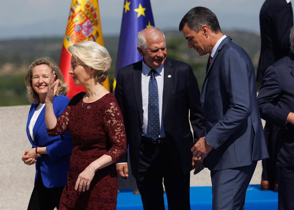 Archivo - La presidenta de la Comisión Europea, Úrsula von der Leyen; el alto representante de la UE para Asuntos Exteriores, Josep Borrell y el presidente del Gobierno, Pedro Sánchez