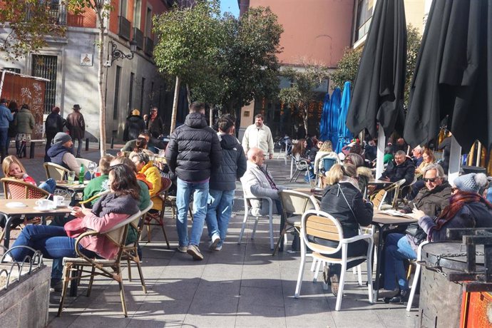 Archivo - Una terraza llena de gente en una foto de archivo. 