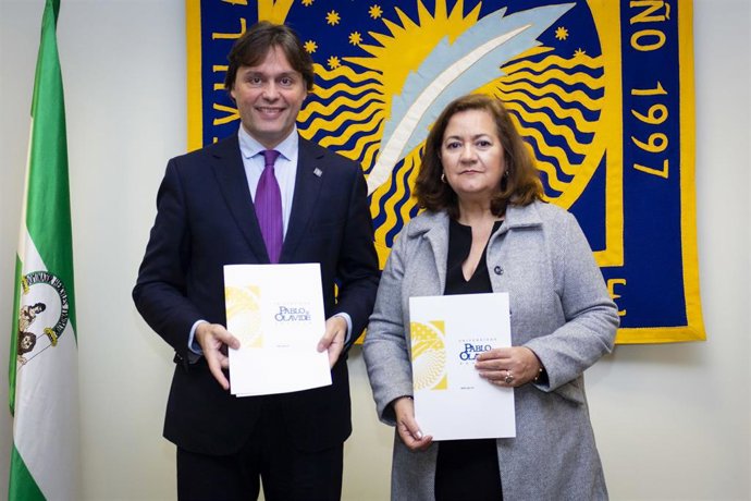 Francisco Oliva Blázquez, rector de la Universidad Pablo de Olavide, y Ángela García Cañete, presidenta de la Confederación Andaluza de Alzhéimer y Otras Demencias (ConFeafa).
