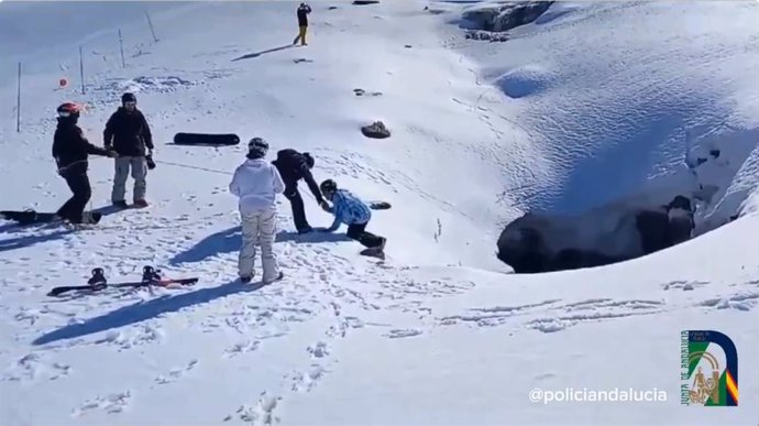 Rescatado tras salirse de pista y caer a una poza de agua helada en Sierra Nevada.