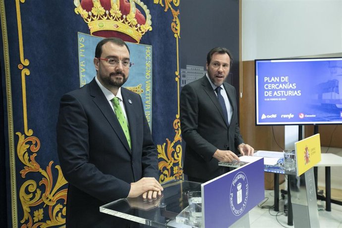 El presidente del Principado de Asturias, Adrián Barbón (i) y el ministro de Transportes y Movilidad Sostenible, Óscar Puente (d), durante una rueda de prensa tras su reunión, en la sede de la Presidencia del Principado de Asturias, a 15 de febrero de 202
