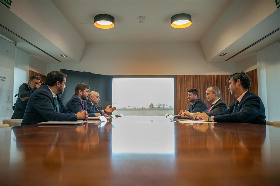 Reunión entre el consejero de Fomento de C-LM, Nacho Hernando, y el consejero de Infraestructuras, Transporte y Vivienda de Extremadura, Manuel Martín.