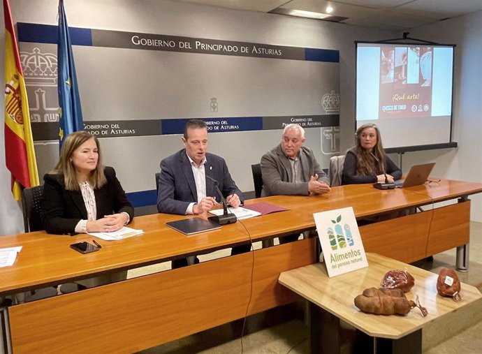 Begoña López, directora general de Agricultura, Agroindustria y Desarrollo Rural; Marcelino Marcos, consejero de Medio Rural y Política Agraria; Agustín Menéndez, presidente del Consejo Regulador IGP Chosco de Tineo, y Verónica Sal, responsable de comun