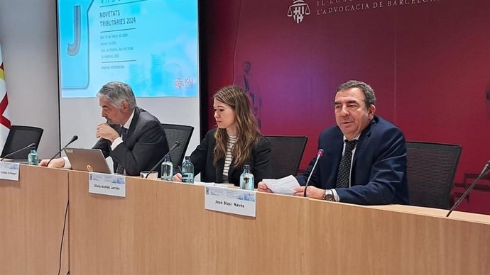 El abogado Albert Collado y la economista Silvia Andrés, expertos en fiscalidad internacional, y el abogado y presidente de la Sección de Derecho Fiscal y Financiero del Icab, José Blasi.