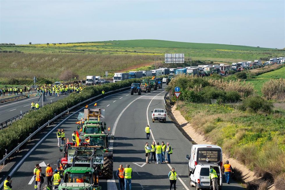 Tractores y agricultores en el corte de la A-4 en ambas direcciones a la altura del término municipal de Carmona., a 14 de febrero de 2024, en Sevilla, (Andalucía, España).  
