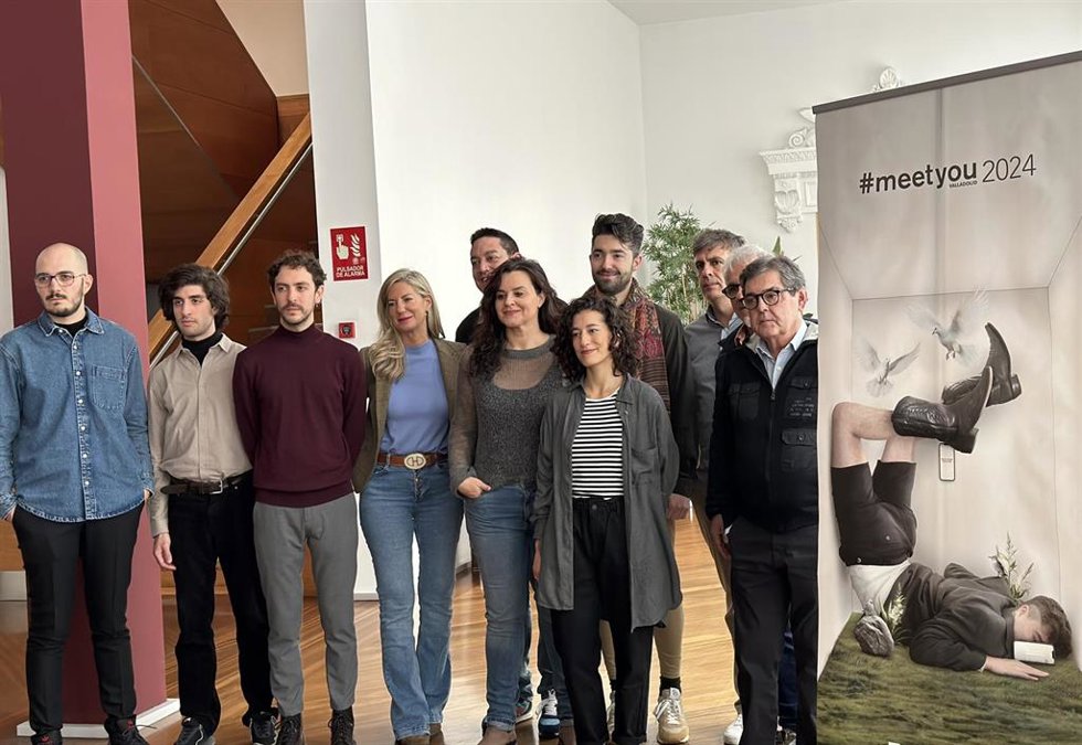 La concejal de Cultura y Educación del Ayuntamiento de Valladolid, Irene Carvajal; el director del Teatro Calderón, Chema Viteri; el director artístico del Calderón, Noé Astruga, y otros organizadores de las actividades de Meet You 2024.