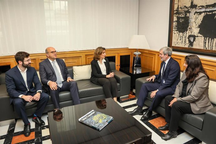 (I-D) El director-General at IDEA, Joan Groizard; el delegado del Gobierno en Canarias, Anselmo Pestana; la vicepresidenta y ministra para la Transición Ecológica y el Reto Demográfico, Teresa Ribera; el presidente de Canarias, Fernando Clavijo, y la vi
