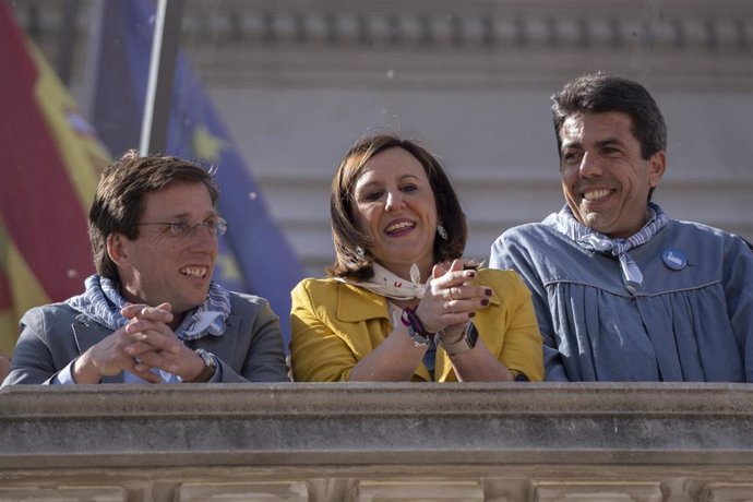 Archivo - Imagen de archivo del alcalde de Madrid, José Luis Martínez-Almeida; de la alcaldesa de València, María José Catalá, y del presidente de la Generalitat, Carlos Mazón, en una 'mascletà' fallera el año pasado.  