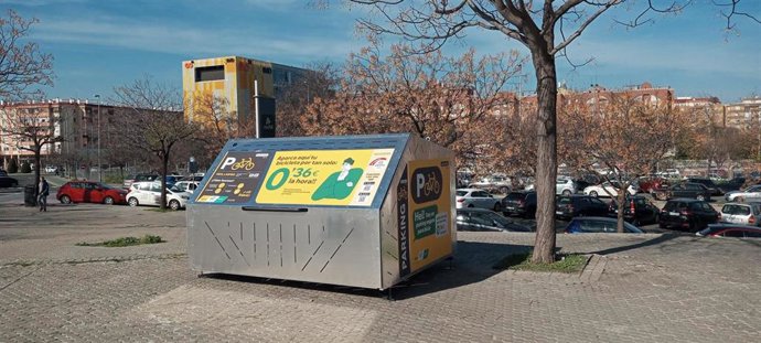 Un aparcamiento seguro para bicicletas, instalado por Adif, junto a la estación de ff.Cc de Santa Justa.