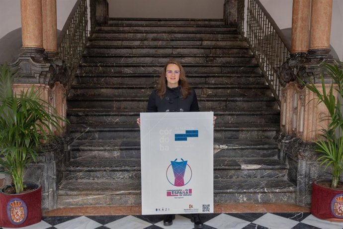 La delegada de Desarrollo Tecnológico, Transformación Digital y Juventud de la Diputación de Córdoba, Sara Alguacil, con el cartel del Campeonato de España de Debate Regional Suroeste.