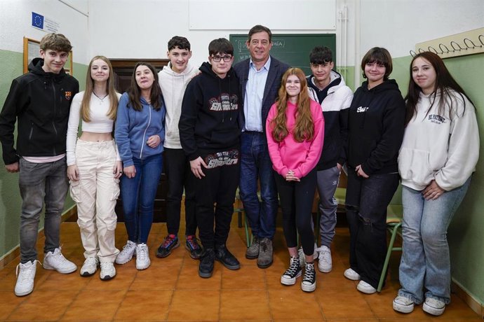 El candidato socialista a la Presidencia de la Xunta, José Ramón Gómez Besteiro, junto a alumnos del IES Rosalía de Castro