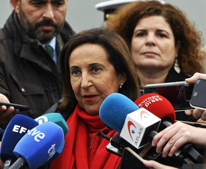 Archivo - La ministra de Defensa, Margarita Robles, ofrece declaraciones a los medios.