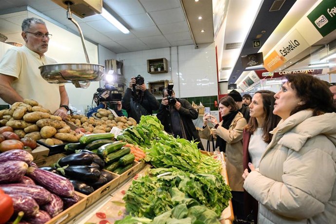 Archivo - La secretaria general de Podemos, Ione Belarra, acompaña a la candidata a la presidencia de la Xunta, Isabel Faraldo. En un reparto electoral en el mercado de Elviña, en A Coruña