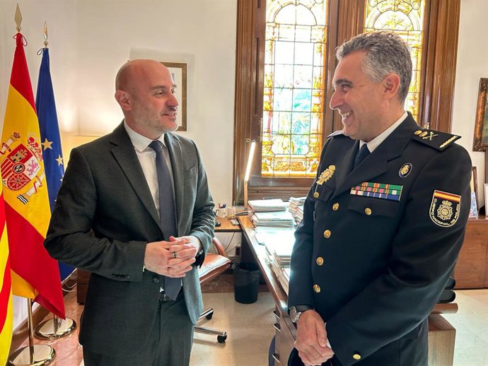 El delegado del Gobierno en Catalunya, Carlos Prieto, y el nuevo jefe superior de la Policía Nacional en Catalunya, Manuel Rodríguez.