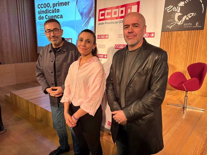 El secretario general de CCOO, Unai Sordo; la secretaria general de CCOO Cuenca, María José Mesas, y el secretario general de CCOO Castilla-La Mancha, Paco de la Rosa, participan en la Asamblea de delegados y delegadas de CCOO.