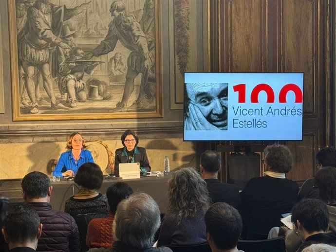 La directora de la ILC, Izaskun Arretxe, y comisaria del Any Vicent Estellés, ngels Gregori, en rueda de prensa este jueves en Barcelona