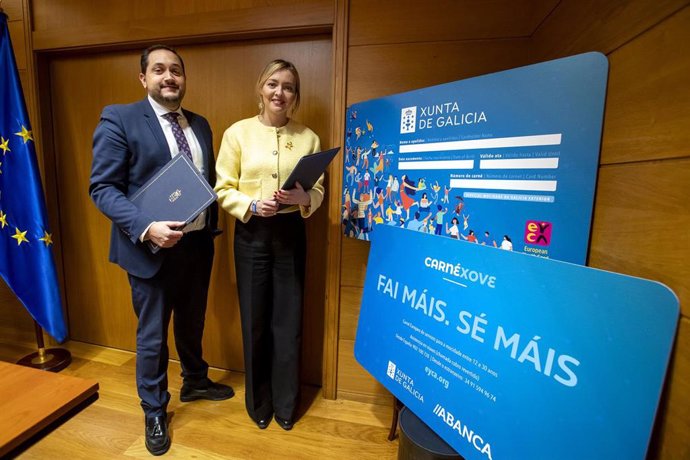 A conselleira de Política Social e Xuventude, Fabiola García, asina con representantes da aeroliña Iberia a súa adhesión ao programa Carné Xove.