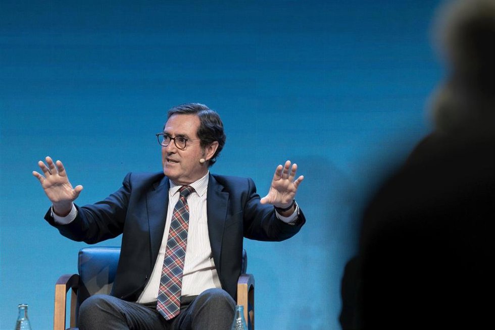 El presidente de CEOE, Antonio Garamendi, interviene durante un coloquio en CaixaForum, a 31 de enero de 2024, en Barcelona, Catalunya (España). Durante el encuentro han tratado los retos a los que se enfrenta el sector laboral.