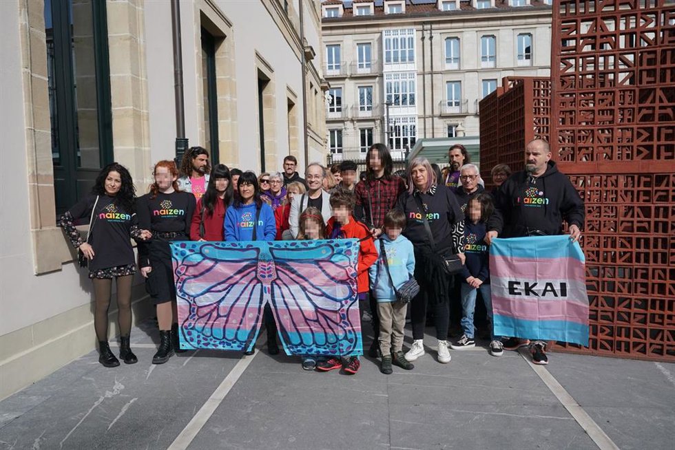 El padre de Ekai, Elaxar Lersundi (1d), posa en el Parlamento Vasco, a 15 de febrero de 2024, en Vitoria, Álava, País Vasco (España). El Pleno del Parlamento Vasco ha aprobado hoy la modificación de la ley trans vasca de 2012 con el voto a favor de todo