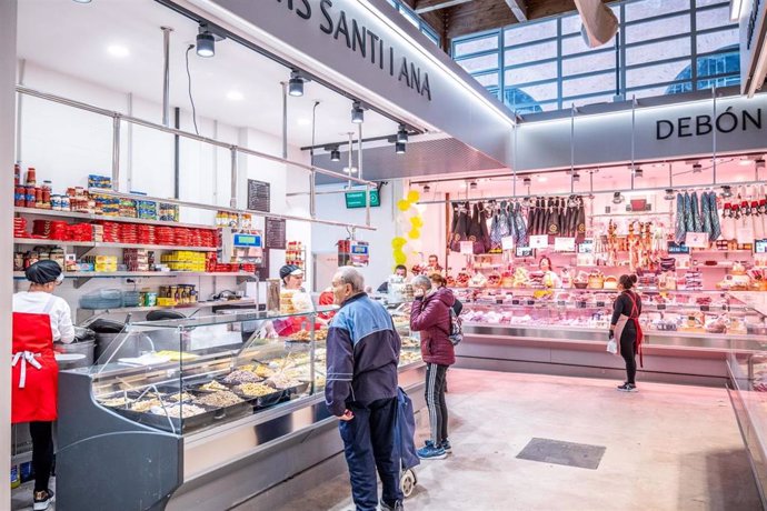 Archivo - Dos paradas del mercado del barrio de Horta de Barcelona.