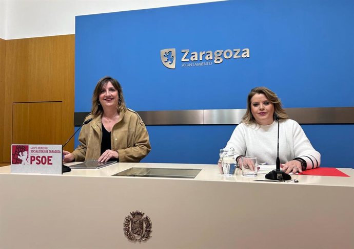 La portavoz del PSOE, Lola Ranera, y la concejal, Eva Cerdán