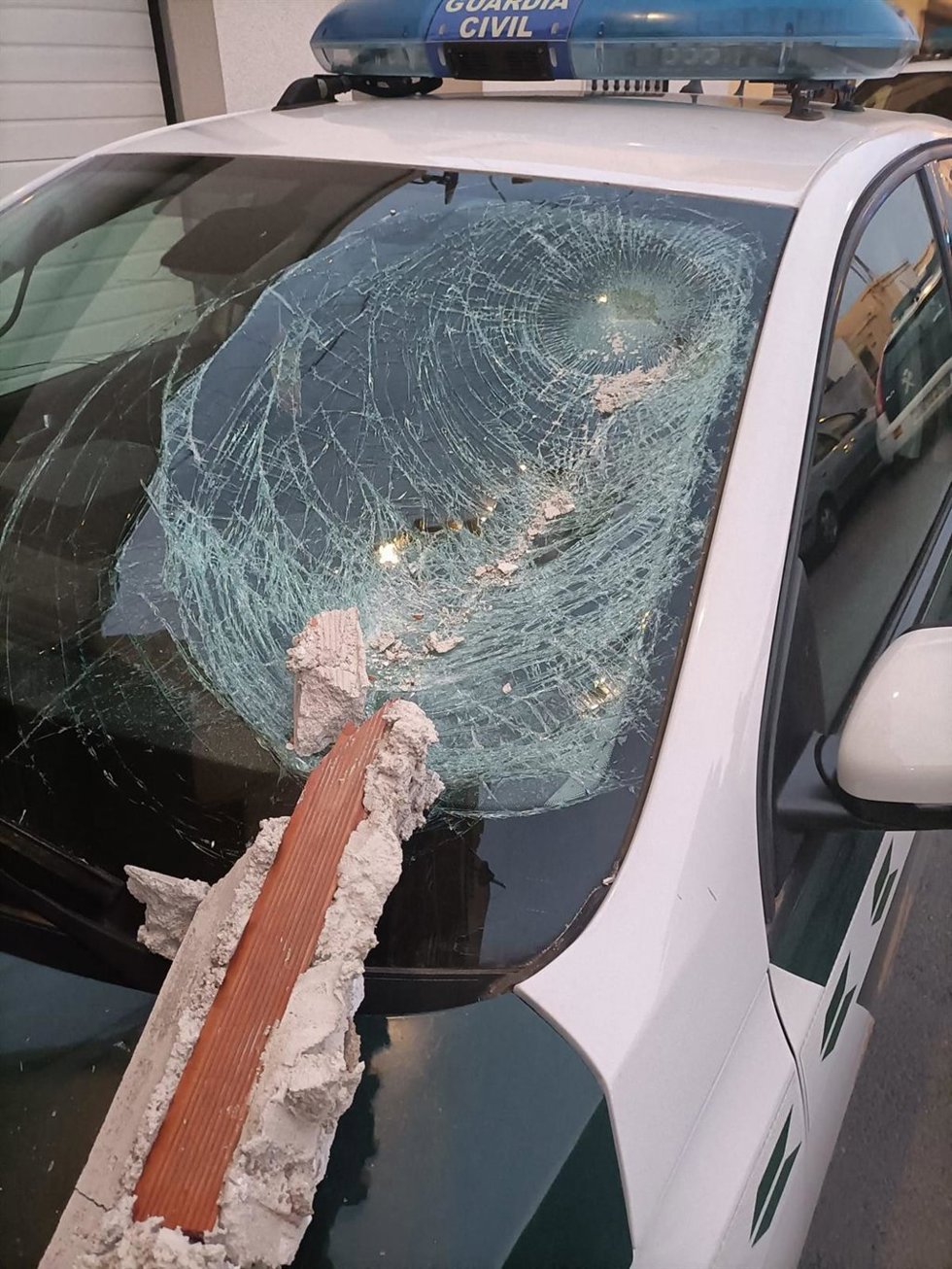 Vehículo de la Guardia Civil siniestrado en Roquetas de Mar (Almería).