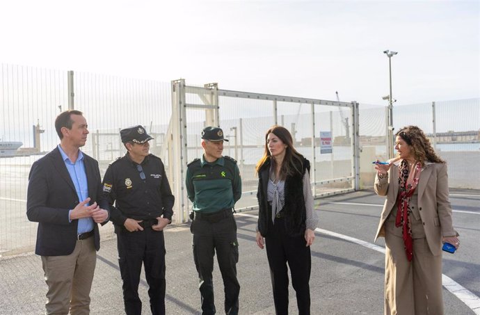 La presidenta de la APA, Rosario Soto, junto al subdelegado del Gobierno, José María Martín, visita las nuevas dependencias de la Guardia Civil