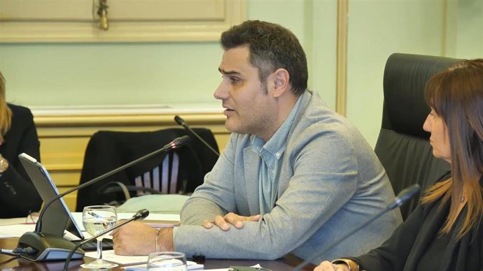 El director general de IB3, Albert Salas, en el Parlament.