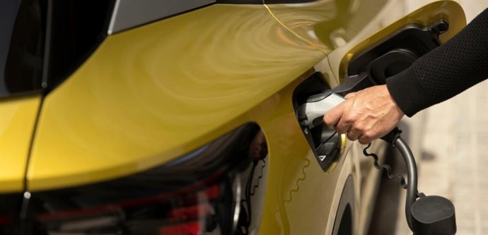 Solo el 4% de los coches eléctricos a la venta en España tiene un precio inferior a los 25.000 euros.