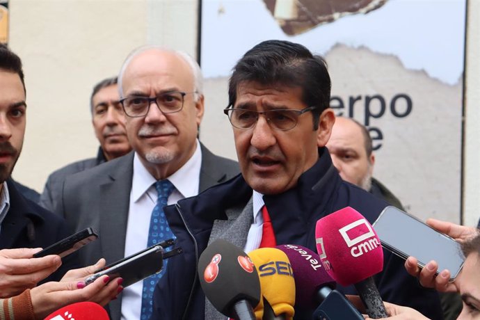 El vicepresidente segundo de la JCCM, José Manuel Caballero, en la inauguración de la exposición 'El cuerpo ausente', organizada por el proyecto 'Mapas de Memoria' de la UNED.