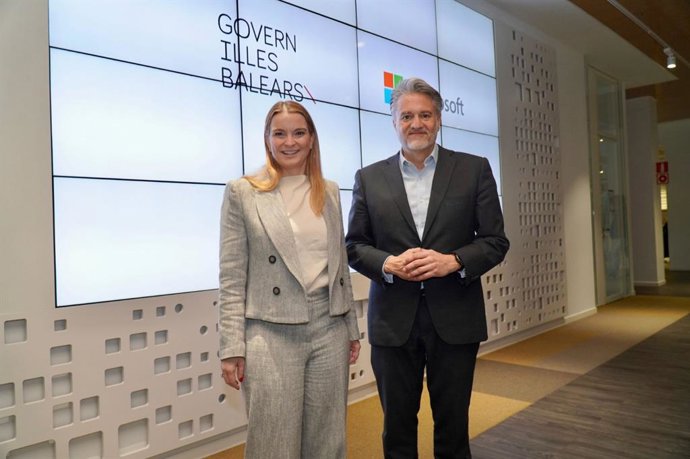 Margalida Prohens, Con El Presidente De Microsoft España, Alberto Granados.