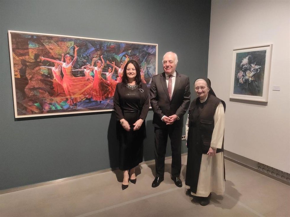 La comisaria de la exposición 'Luz increada', Magdalena Lasala, el director general de la Fundación Ibercaja, José Luis Rodrigo, y la pintora Isabel Guerra, posan junto a una de las pinturas de la muestra, en el Museo Goya de Zaragoza.