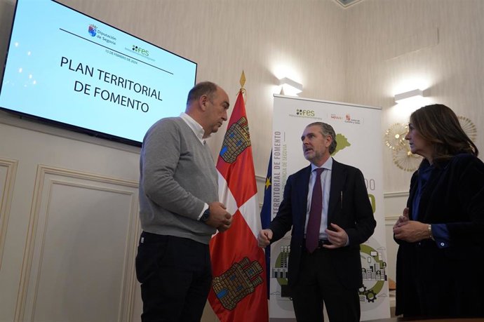 El presidente de la Diputación, Miguel Ángel de Vicente (izda), con el presidente de FES, Andrés Ortega y la secretaria general, Beatriz Escudero