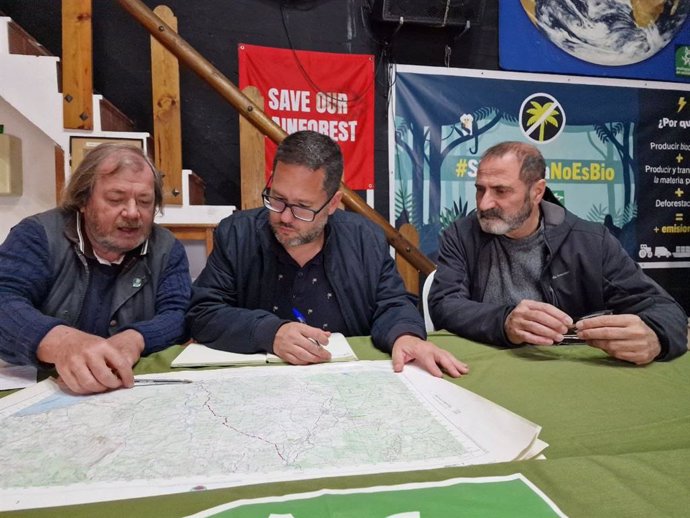 El portavoz parlamentario de Adelante Andalucía, José Ignacio García, este jueves en San Roque (Cádiz) reunido con Verdemar.