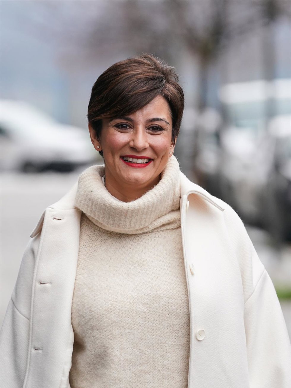 Retrato de la ministra de Vivienda y Agenda Urbana, Isabel Rodríguez, durante la visita a la promoción de viviendas públicas, en Salburua, a 2 de febrero de 2024, en Salburua, Vitoria-Gasteiz, Álava, País Vasco (España). La sociedad pública de Visesa ha