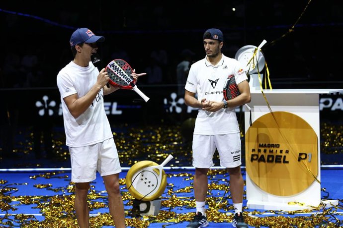 Archivo - Los jugadores de pádel Juan Lebrón y Ale Galán, en el Premier Padel de Madrid.  