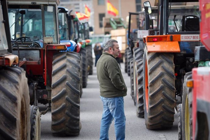 Agricultores y tractores en una manifestación durante la décima jornada de protestas de los tractores en las carreteras españolas, a 15 de febrero de 2024, en Ponferrada, León, Castilla y León (España). 