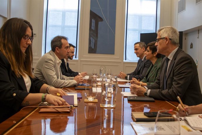 Reunión entre el consejero asturiano de Ordenación de Territorio, Urbanismo, Vivienda y Derechos Ciudadanos, Ovidio Zapico, y la ministra de Vivienda y Agenda Urbana, Isabel Rodríguez, con sus equipos en la sede del Ministerio