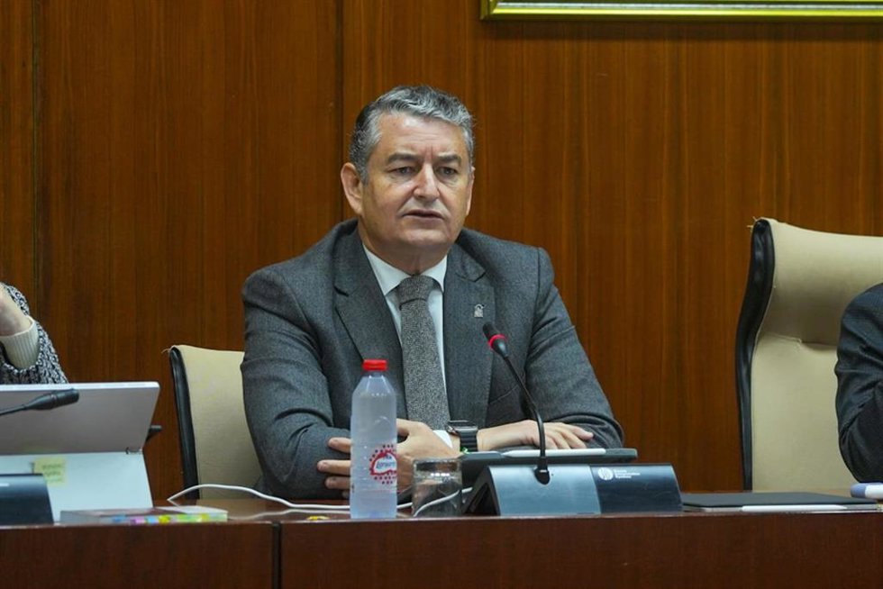 El consejero de la Presidencia, Interior, Diálogo Social y Simplificación Administrativa, Antonio Sanz, comparece en comisión parlamentaria.