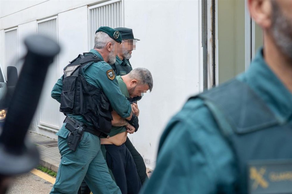 Los detenidos llegan al juzgado de Barbate tras matar a dos guardias civiles con una narcolancha