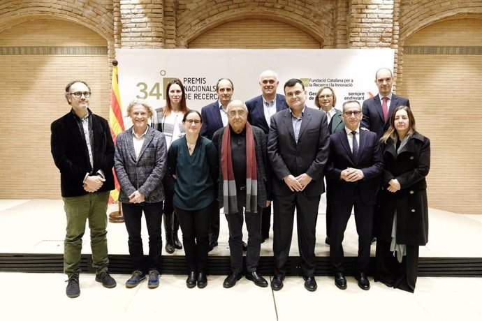 El conseller Joaquim Nadal, en el centro, junto a los premiados en el acto de anuncio de los galardonados este jueves en la Conselleria de Investigación y Universidades de la Generalitat, en Barcelona