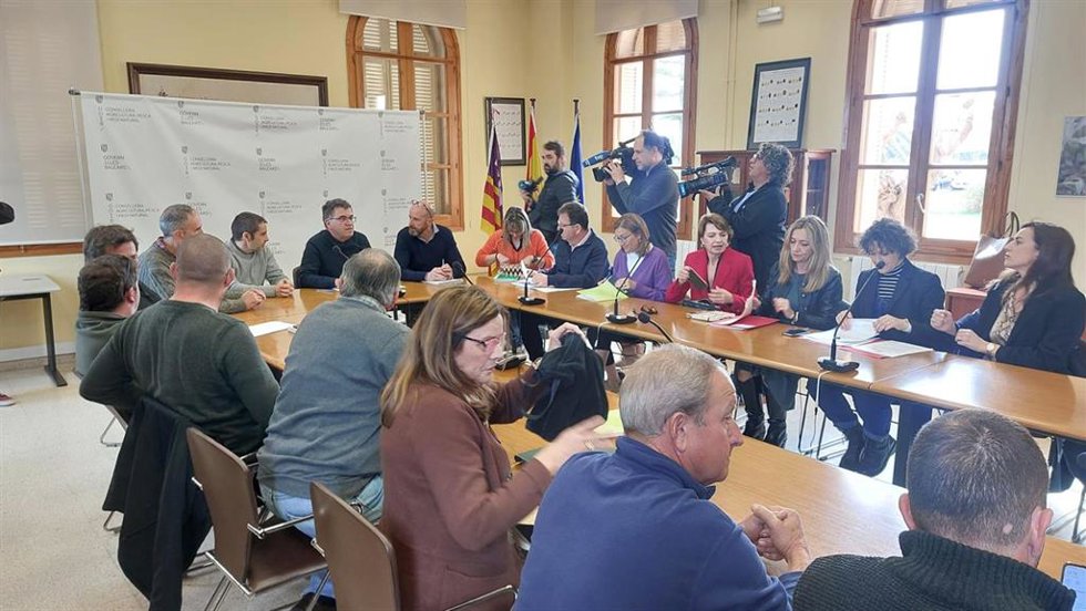 Reunión del conseller de Agricultura, Pesca y Medio Natural, Joan Simonet, con las diferentes asociaciones agrarias y los partidos políticos.